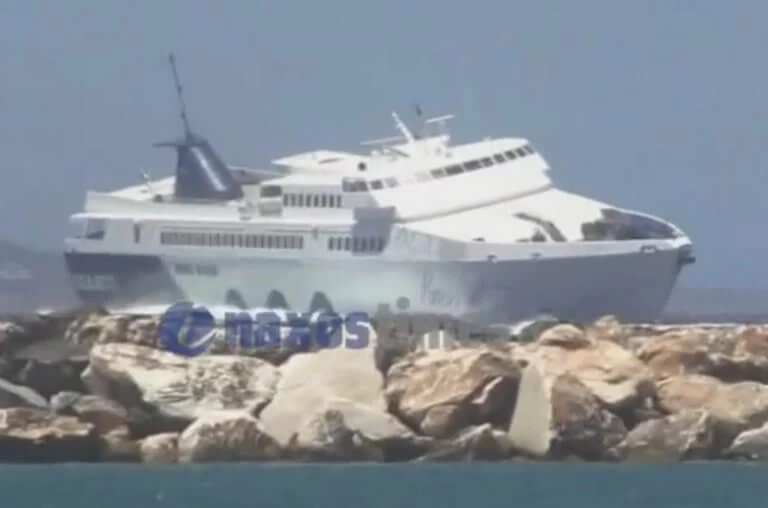 Πλοίο παλεύει με τα μανιασμένα κύματα στη Νάξο – Η μάχη των 9 μποφόρ που καθηλώνει (βίντεο)